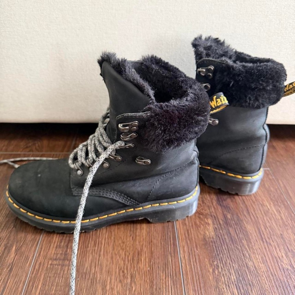 Black Dr. Martens 1460 Serena collar boots with faux fur lining, size US 8